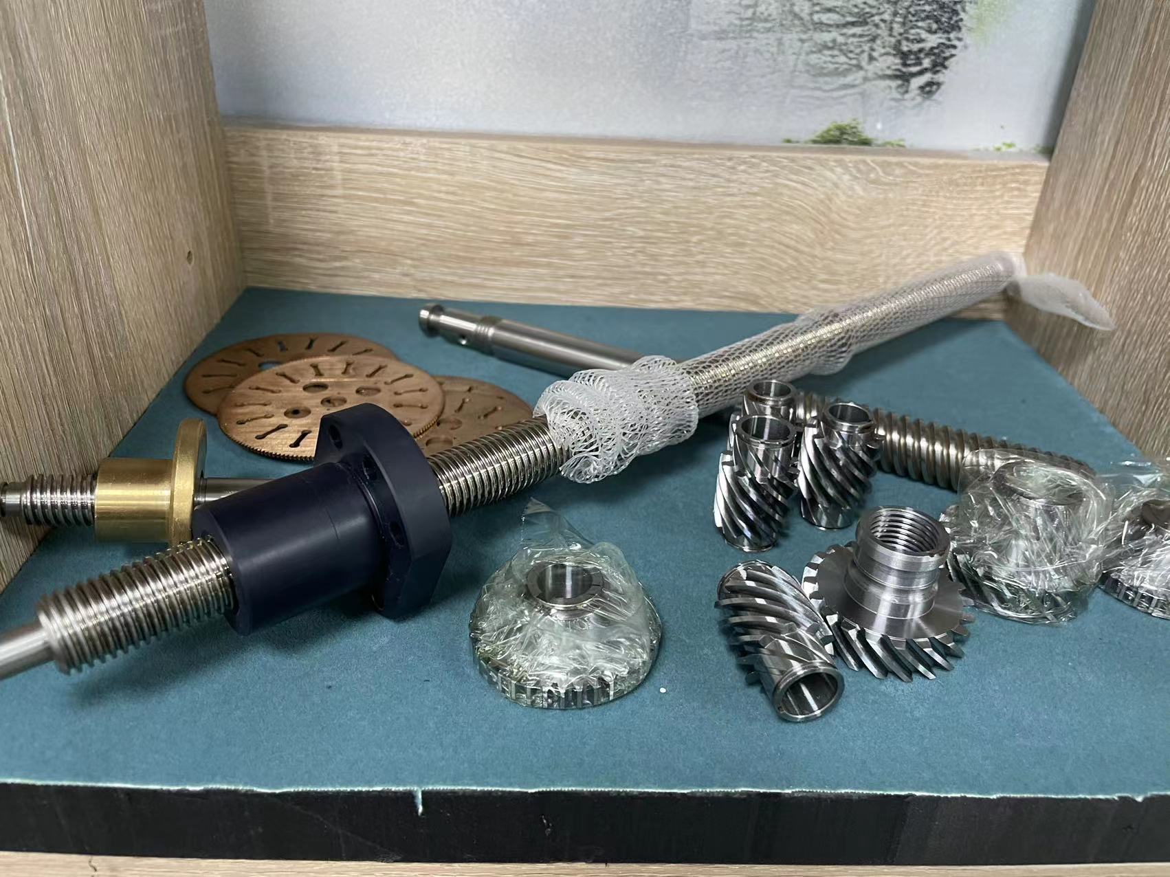 Gear and shaft - Image 4